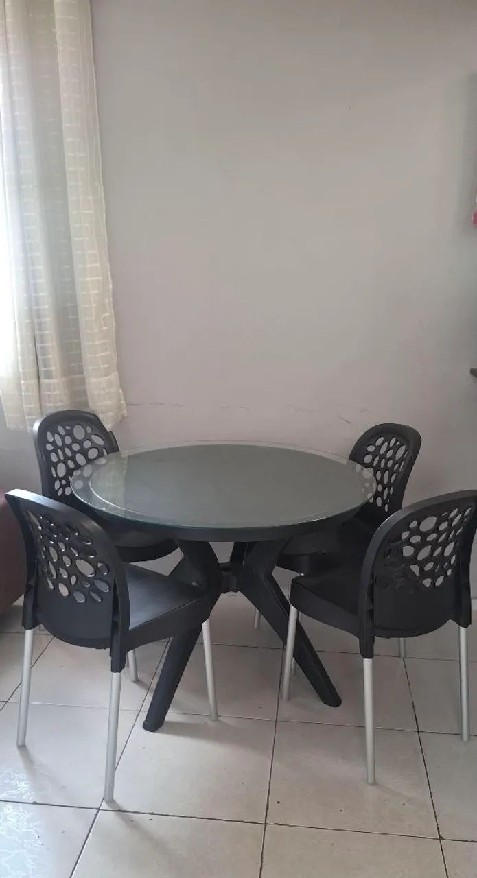 Mesa com tampo de vidro/ 4 cadeiras 