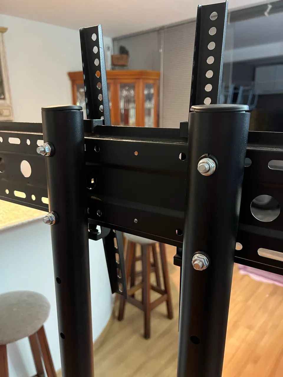 Suporte Pedestal TV Até 70 polegadas com Rodinhas - 1 mês de uso! - Foto 5