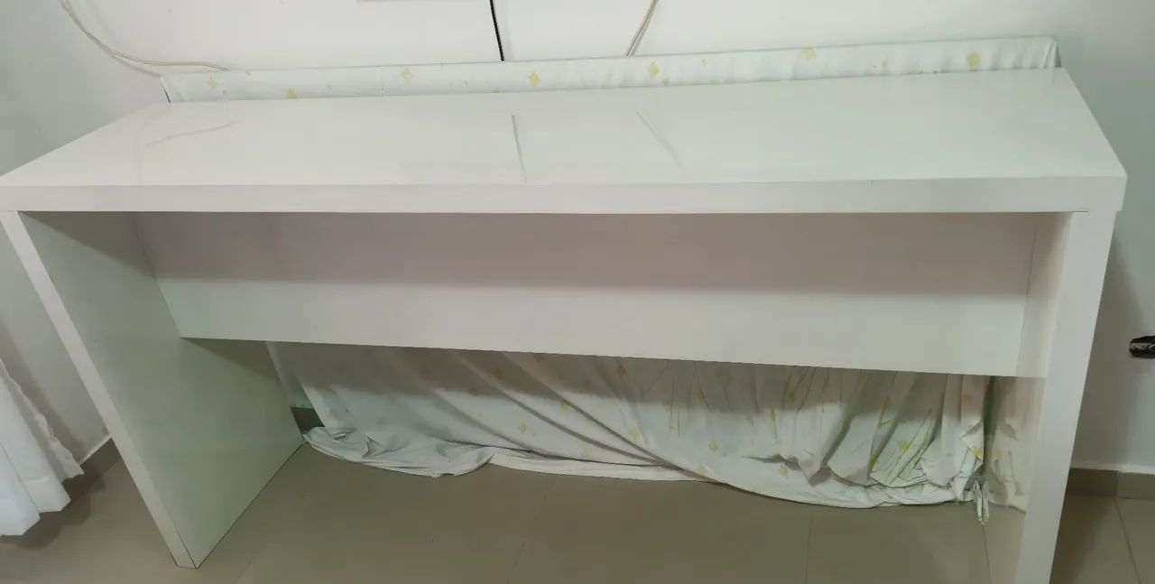 Móvel branco aparador