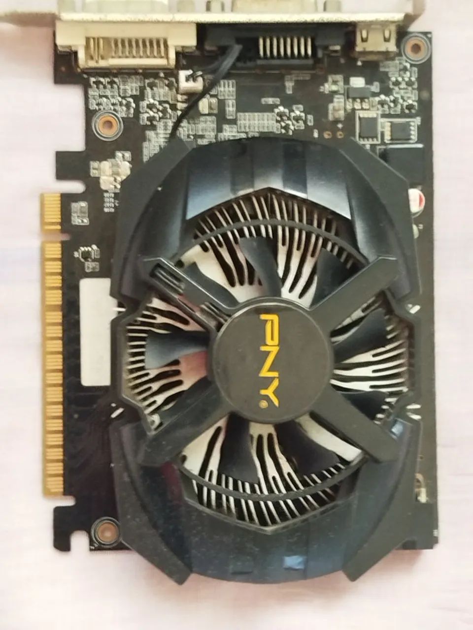 Processadores, placa mãe, placa de vídeo, memória.