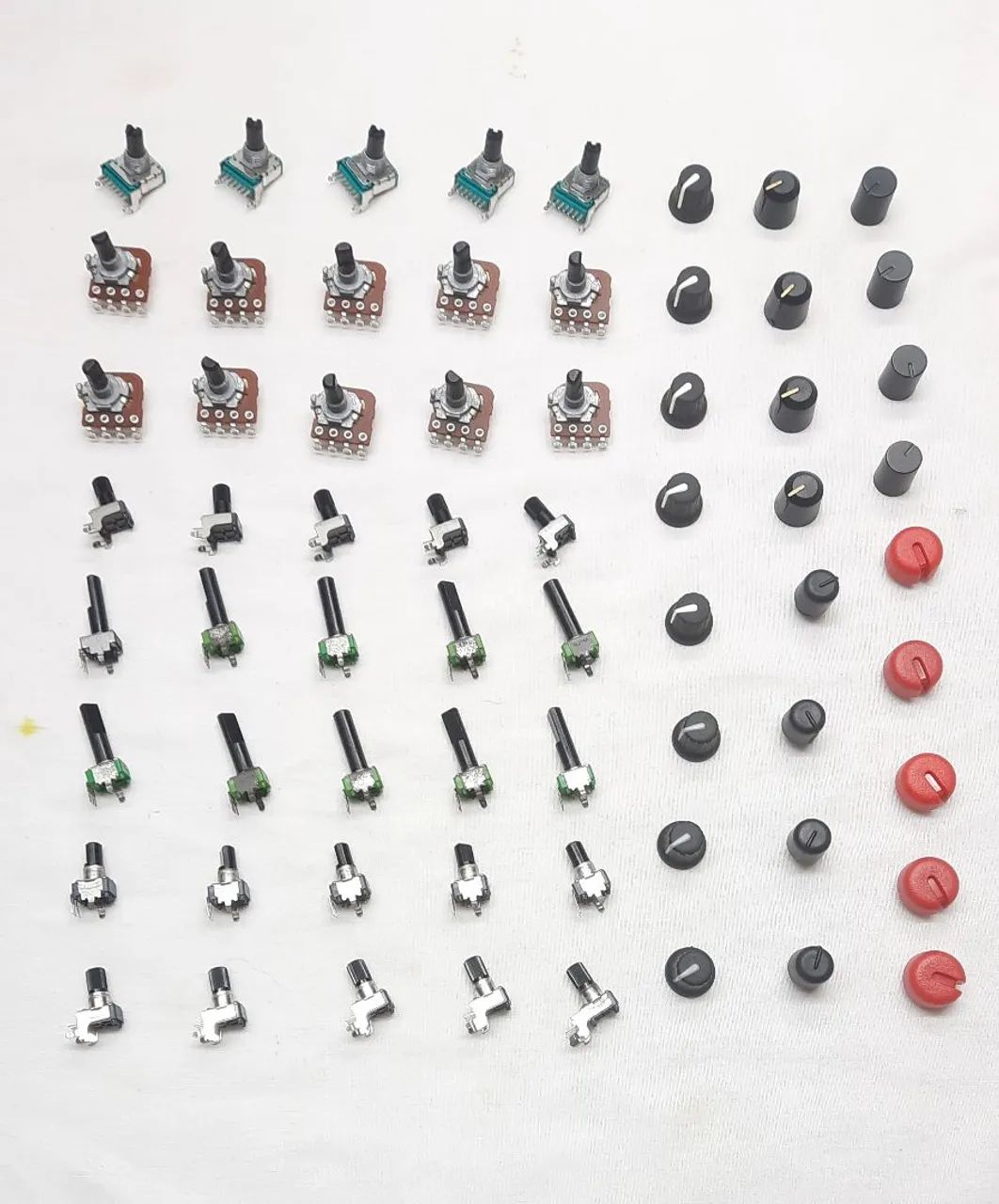Lote de potenciometros e knobs para mesa de som e intrumentos musicais 