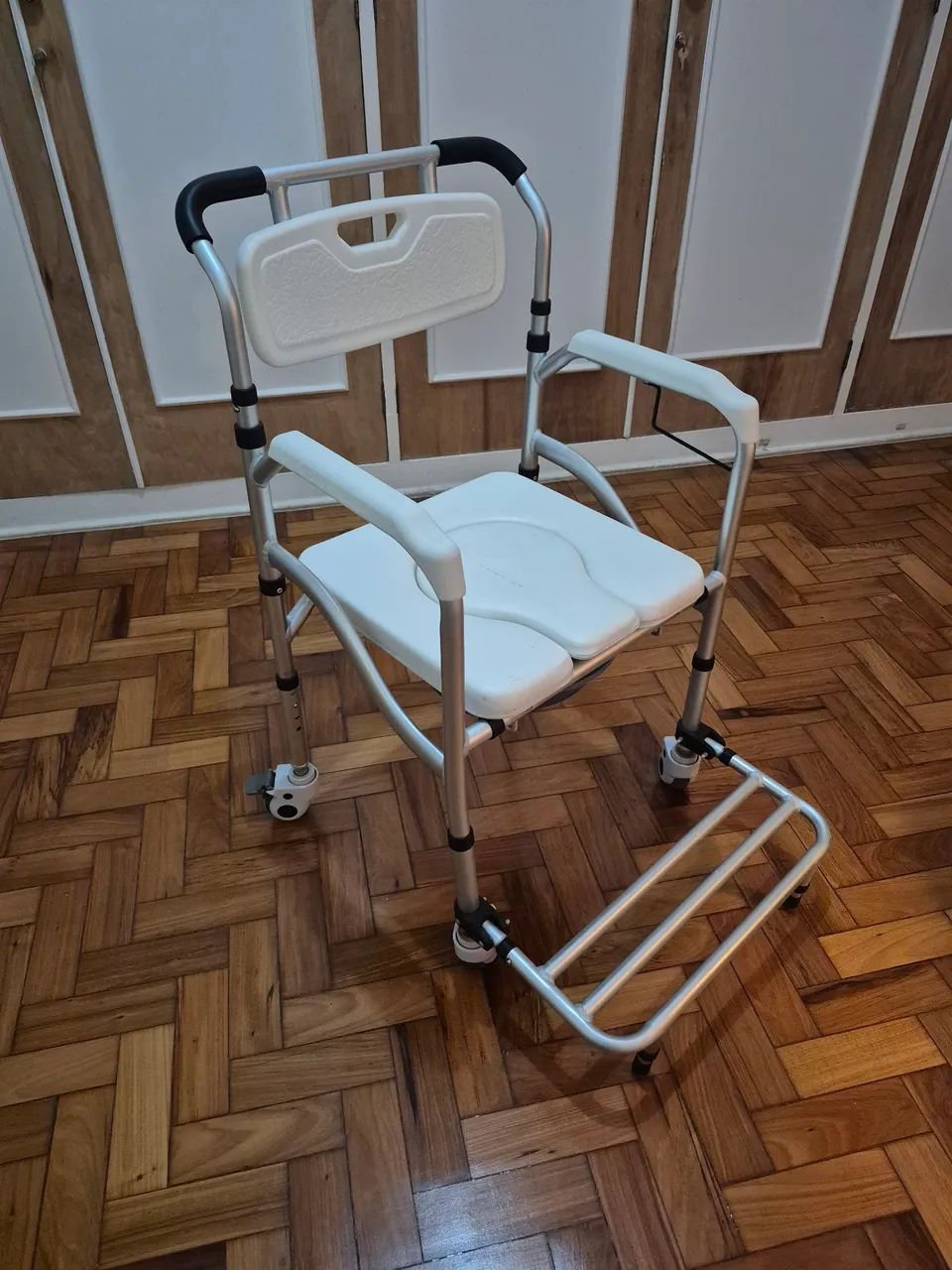 Cadeira de Banho Desmontável em Alumínio para 110 kg Verona modelo - Praxis - Foto 4