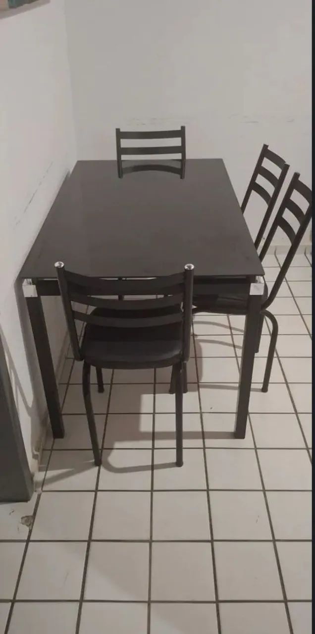 Mesa de vídro com 5 cadeiras