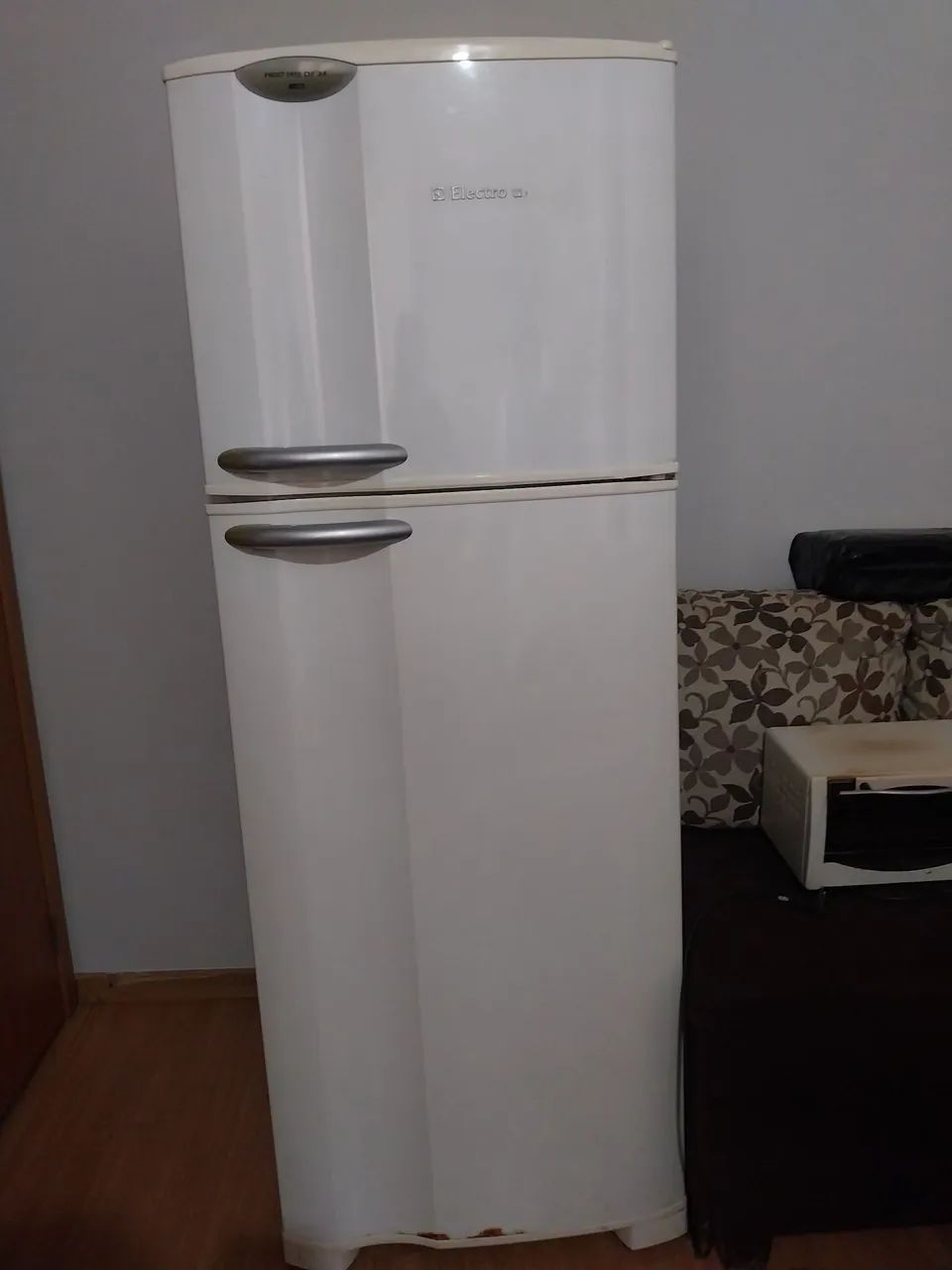 Geladeira  em perfeito estado tudo funcionando perfeitamente 