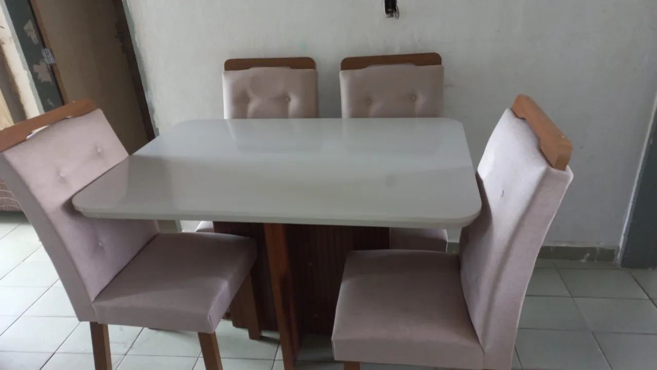 Mesa 4 cadeira 2 meses de uso 
