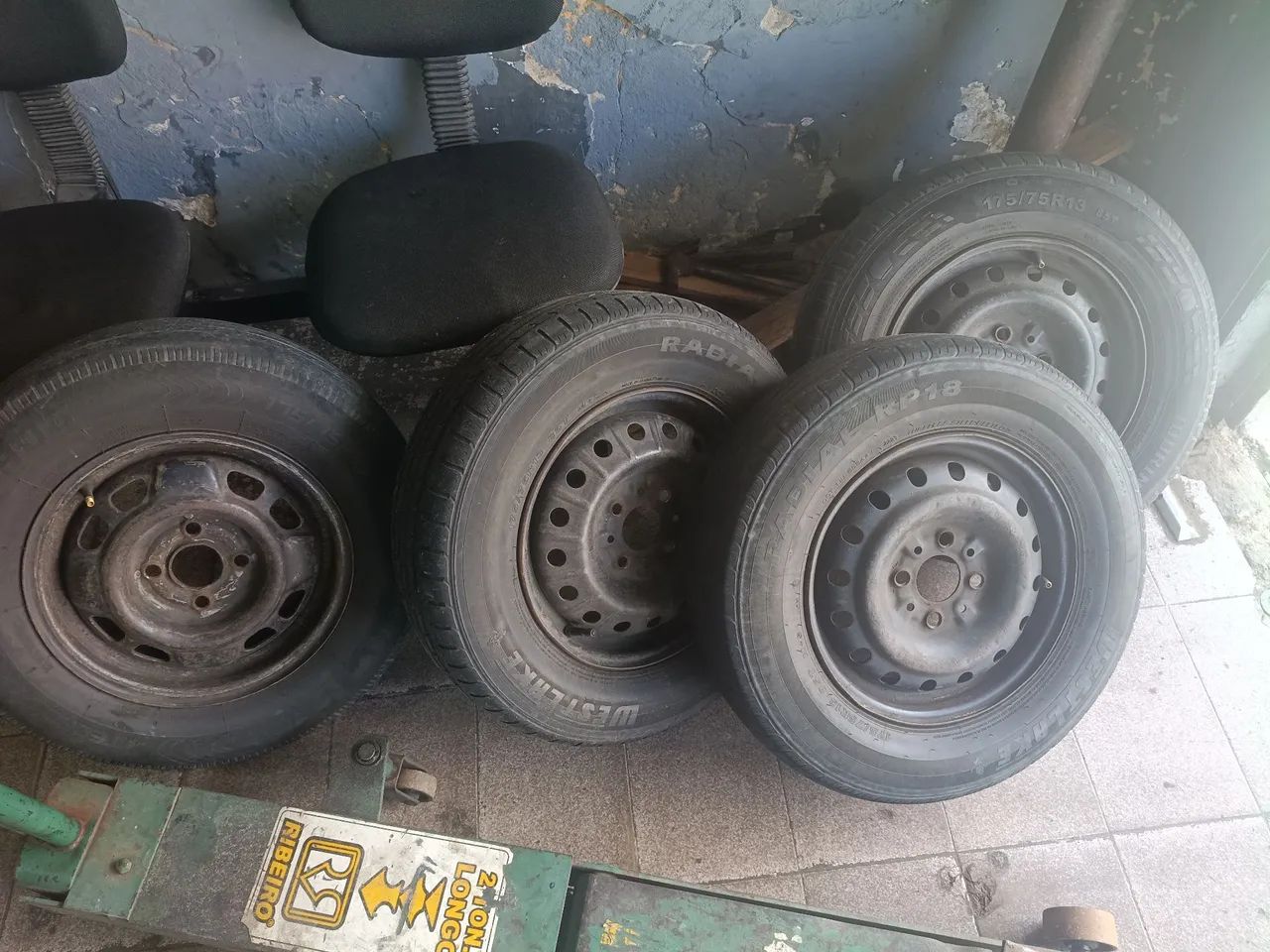 Jogo de rodas aro 13 com os pneus - Foto 3