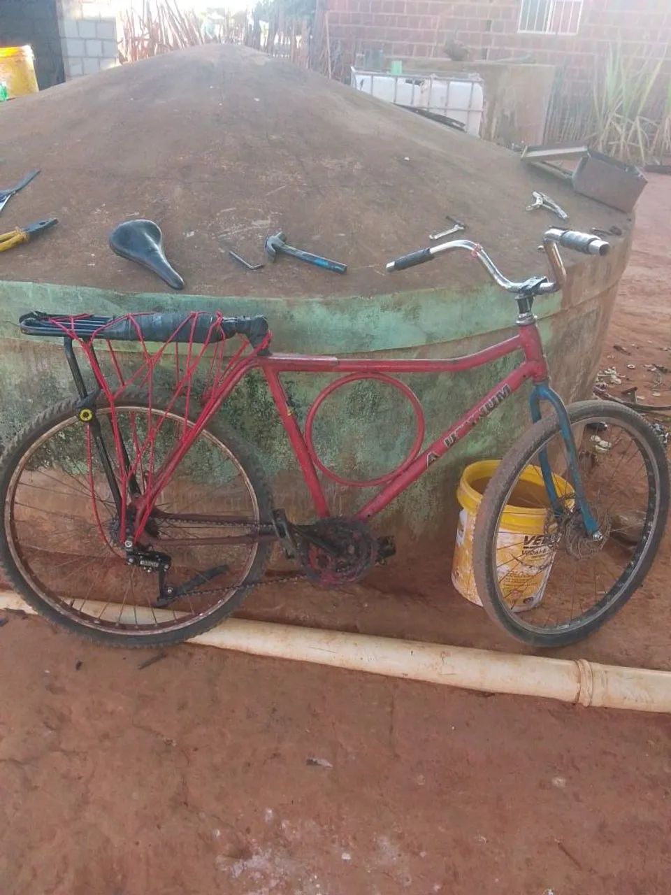 Eu tou vendendo a bicicleta 