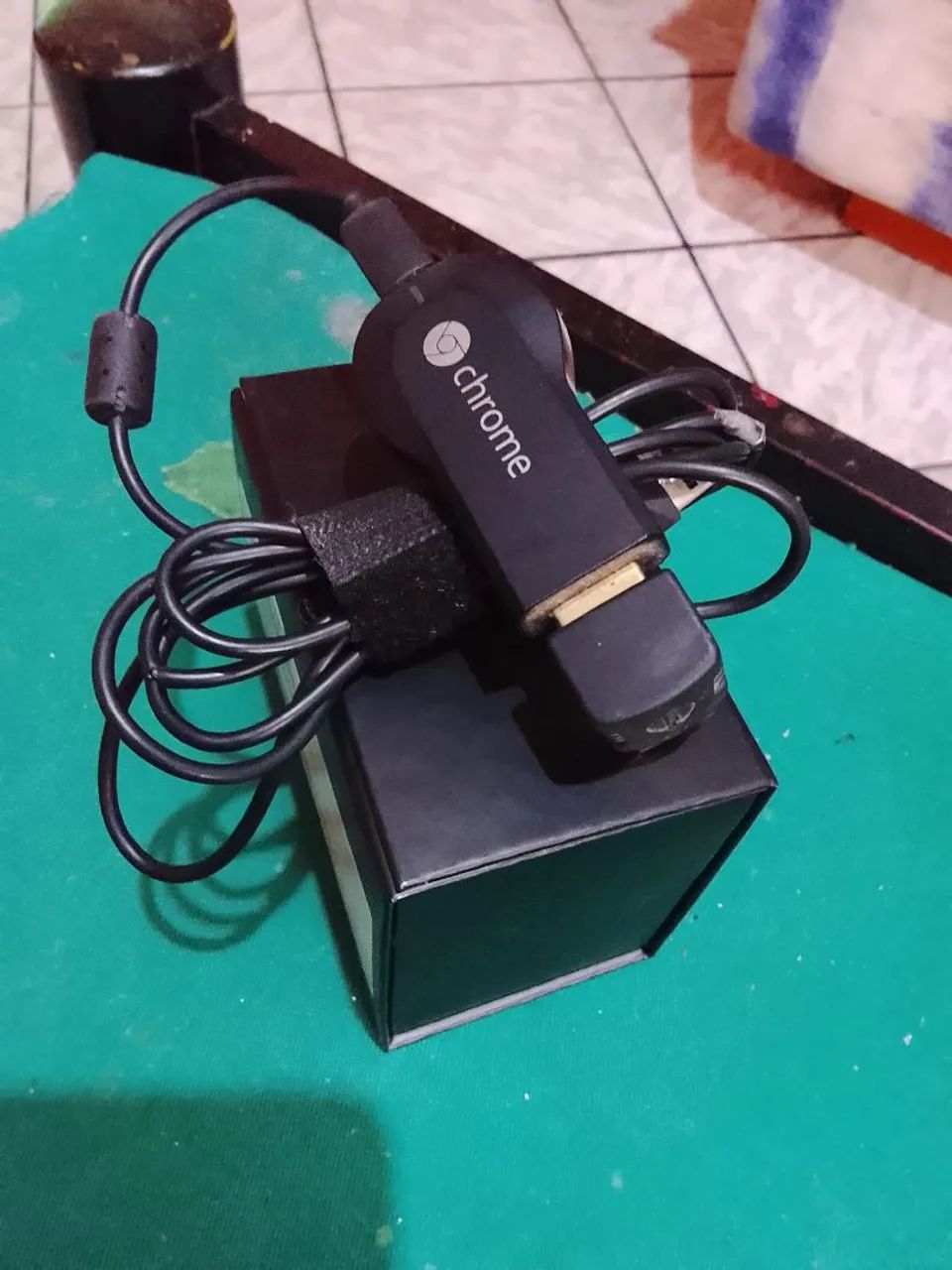 Chromecast dispositivo pra tv comum. Já vem com cabo