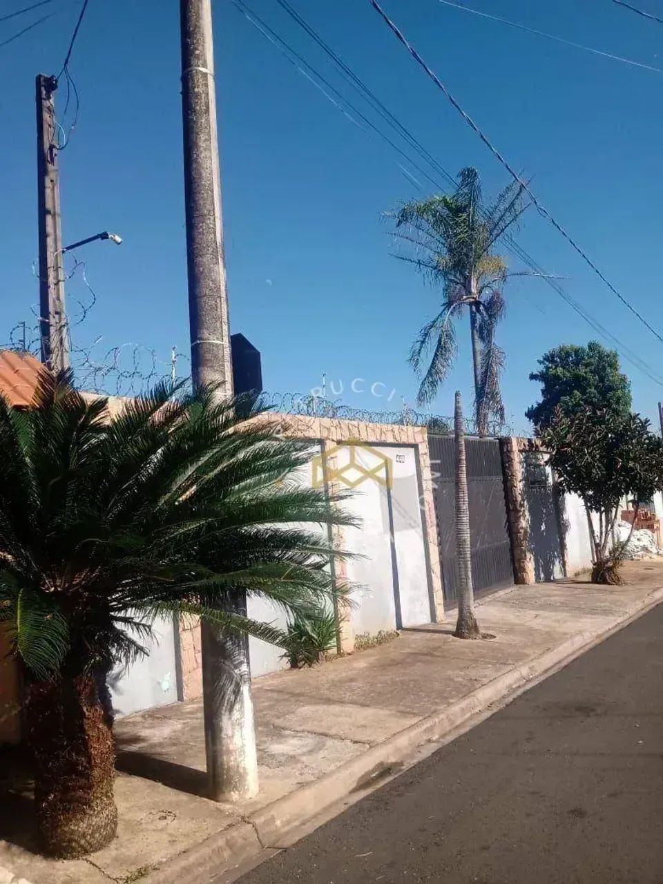 LINDA CASA À VENDA EM HORTOLÂNDIA/SP ESPAÇO AMPLO E VERSÁTIL.