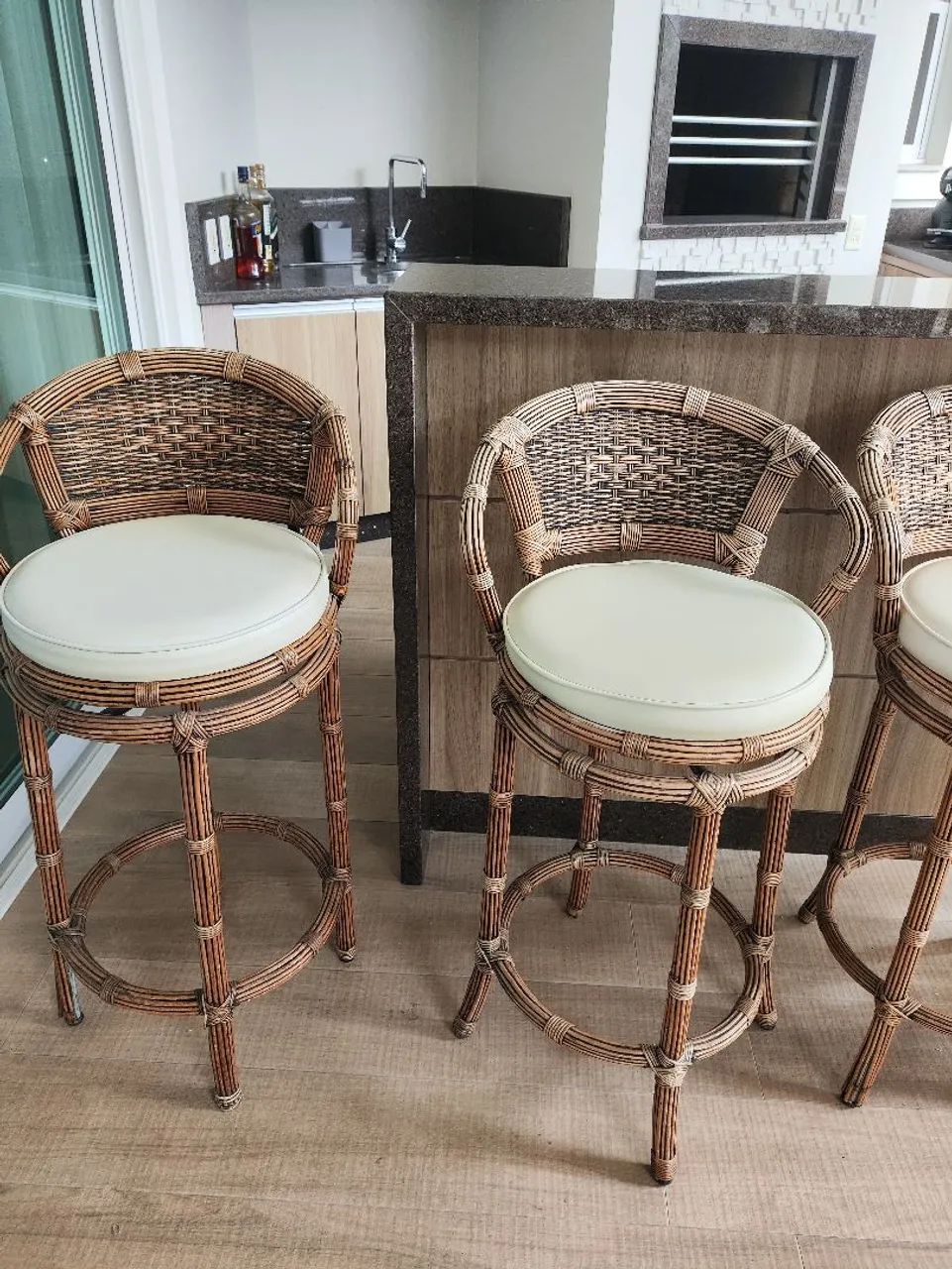 Kit 5 banquetas alta giratória de vime. - Foto 3