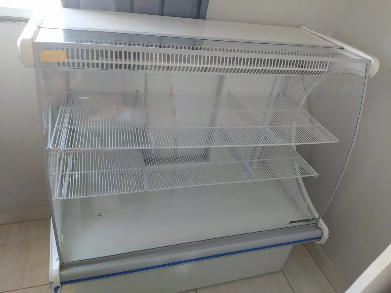 Expositor ,bebidas,tortas bolos etc