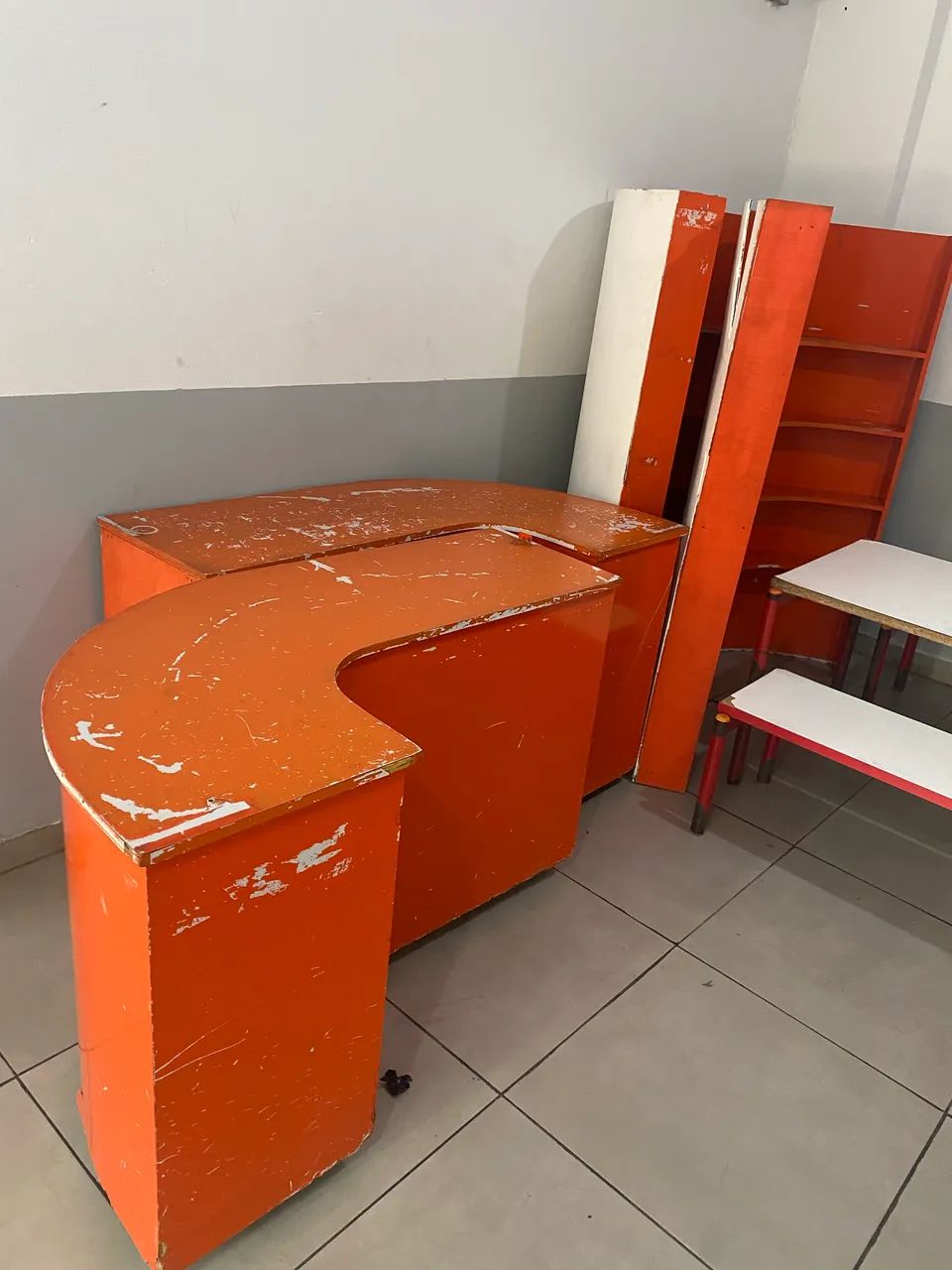 Vendo conjunto de Balcão e Prateleiras de cantina/lanchonete - Foto 4