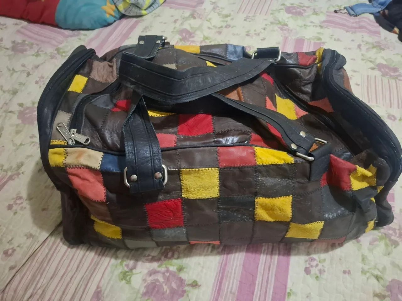 Bolsa em couro quadriculado.  - Foto 3