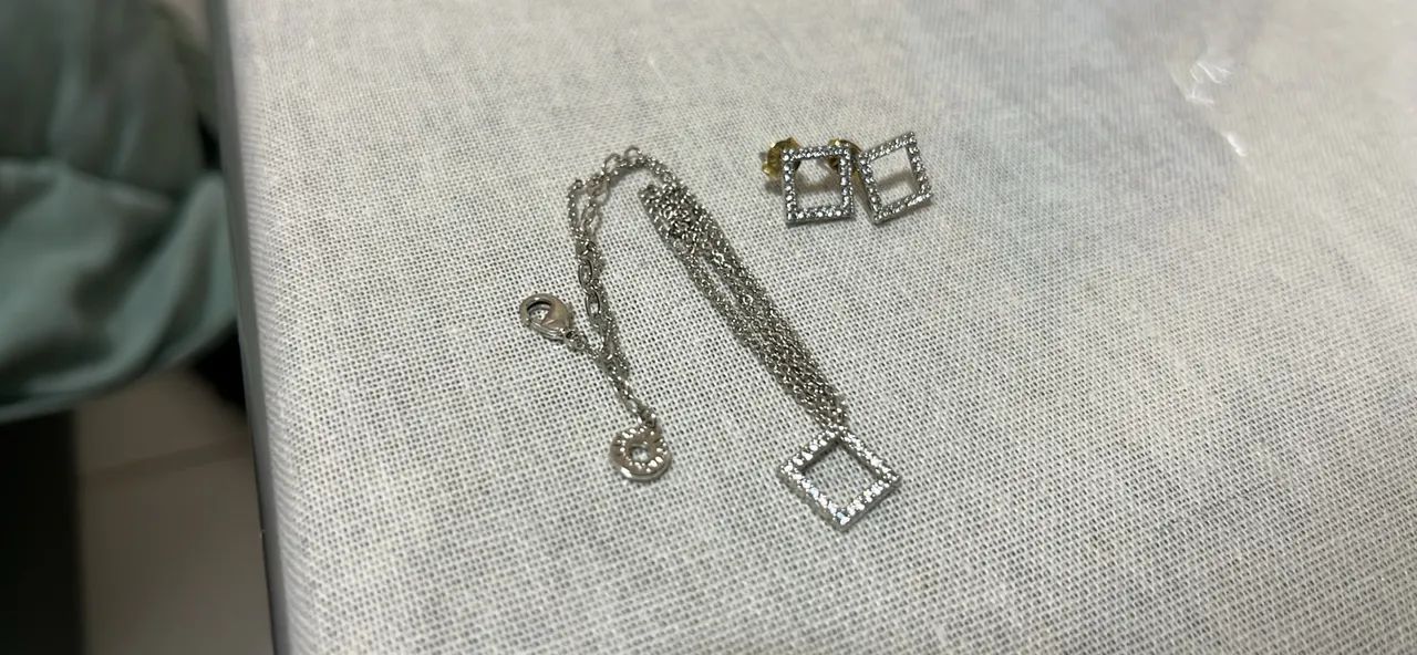 Conjunto Prateado Quadrado (Colar + Brinco) - Foto 2