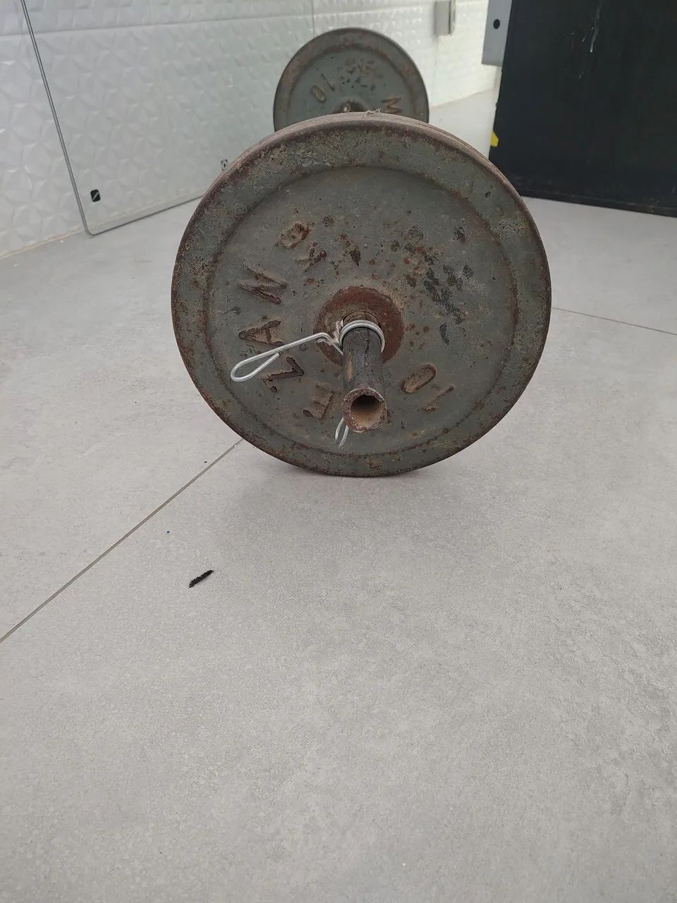 2 anilhas de 10kg cada uma ferro 