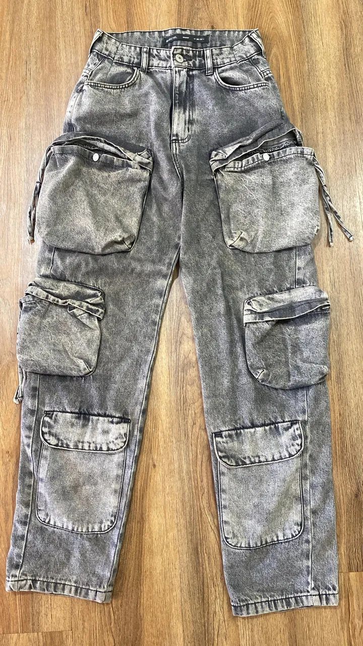 calça baggy em jeans estonado com bolsos