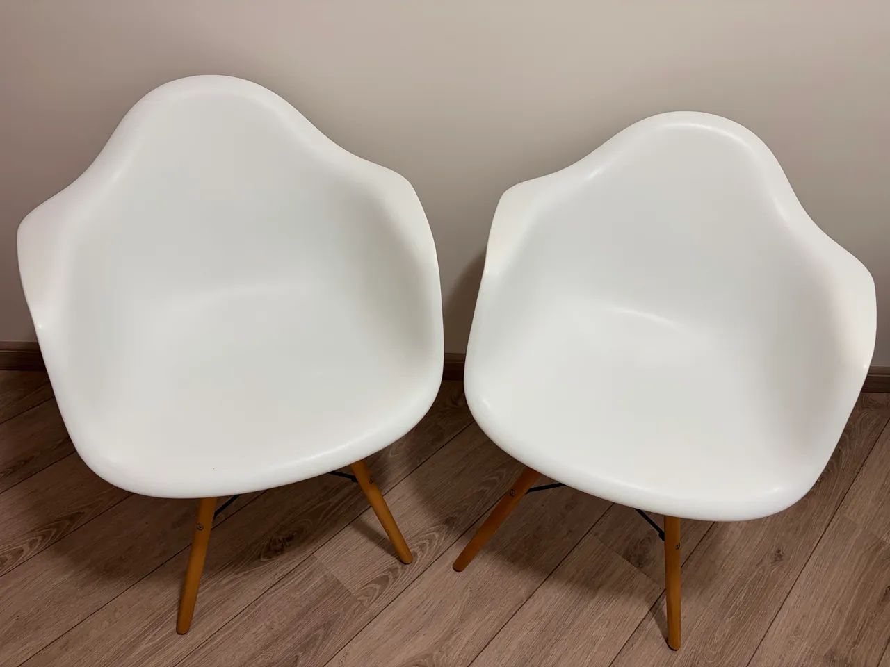 Kit com duas cadeiras estilo Charles Eames