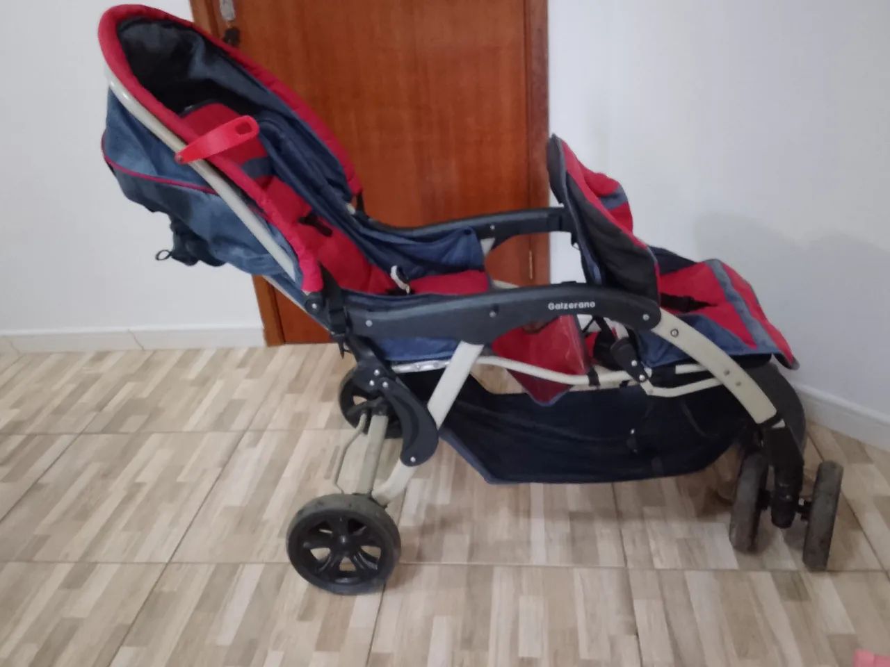 Carrinho de bebe "Gêmeos" com bebê conforto e base  - Foto 2