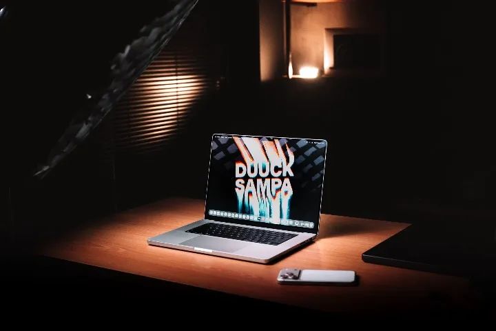 MacBook Pro M5 Max 128GB 4TB 16 com Apple care+ até 2029