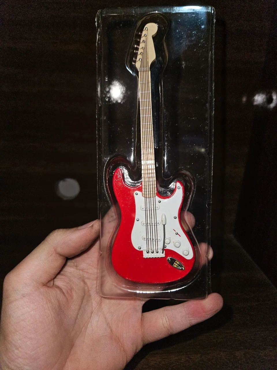 Guitarra miniatura Fender Stratocaster editora salvat - Foto 2