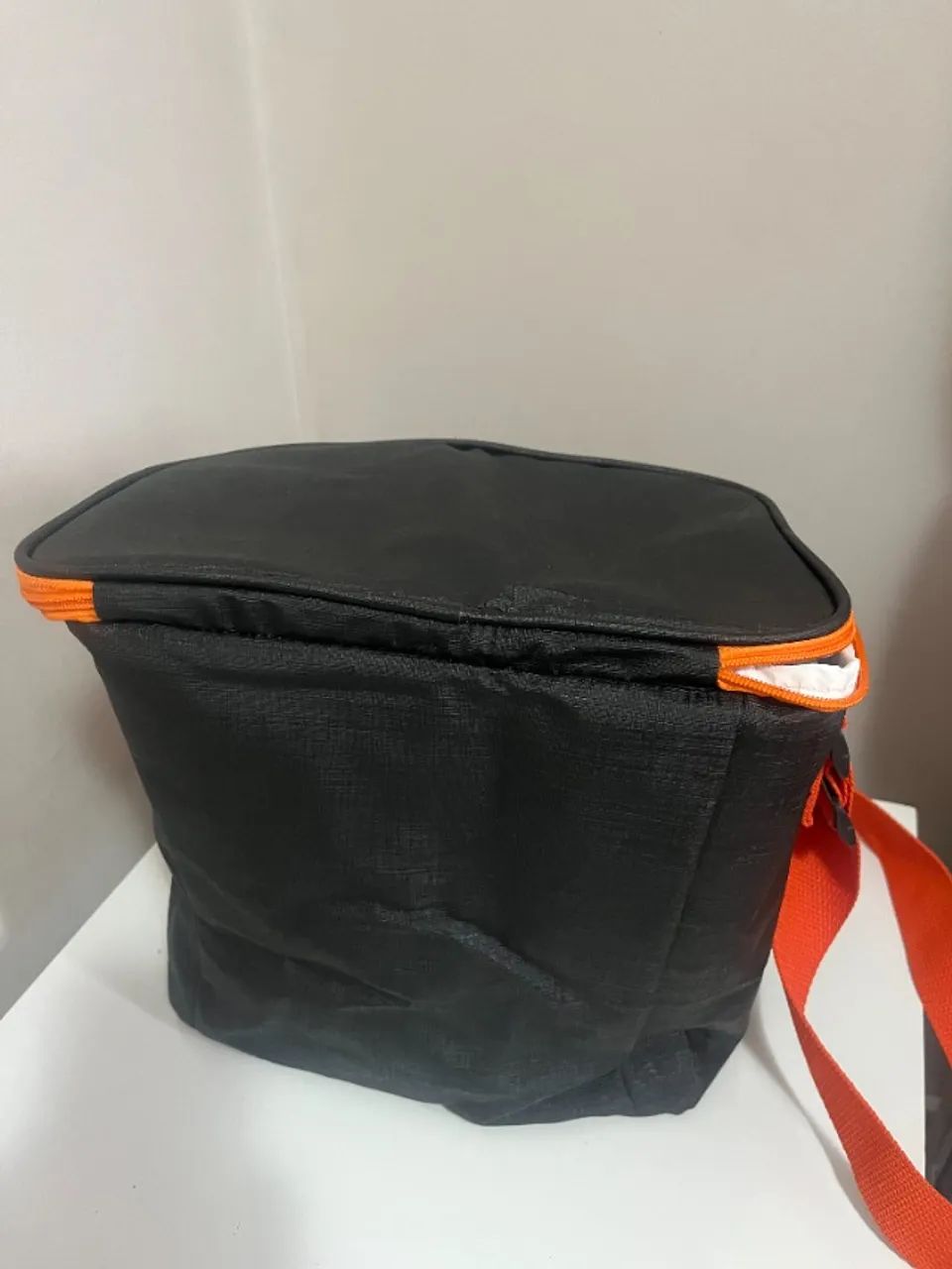 bolsa térmica na cor preta com detalhes em laranja - Foto 2