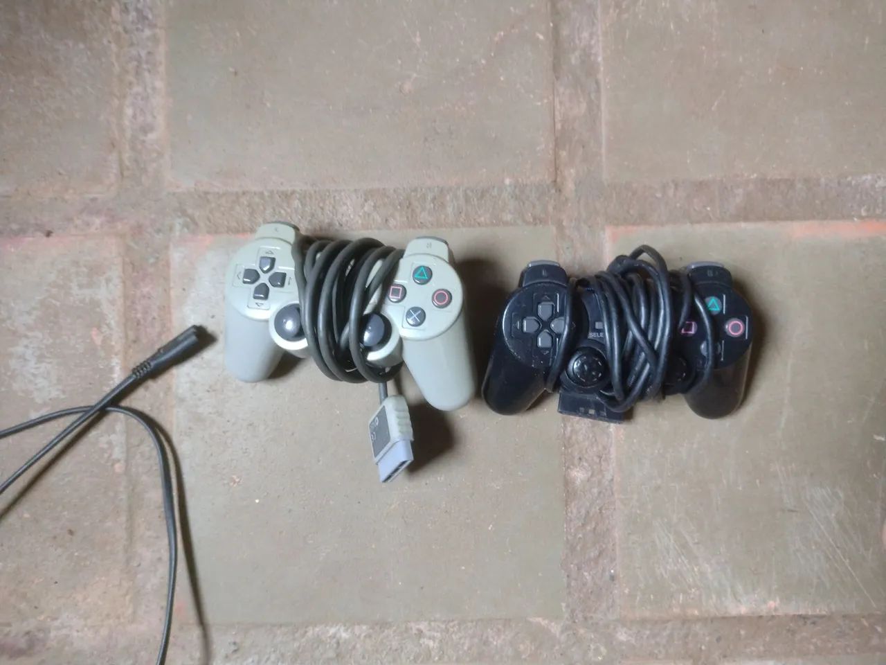 PS2 só está com um chiado no som mas vai 2 pendrives com pelo menos 10 jogos  - Foto 2