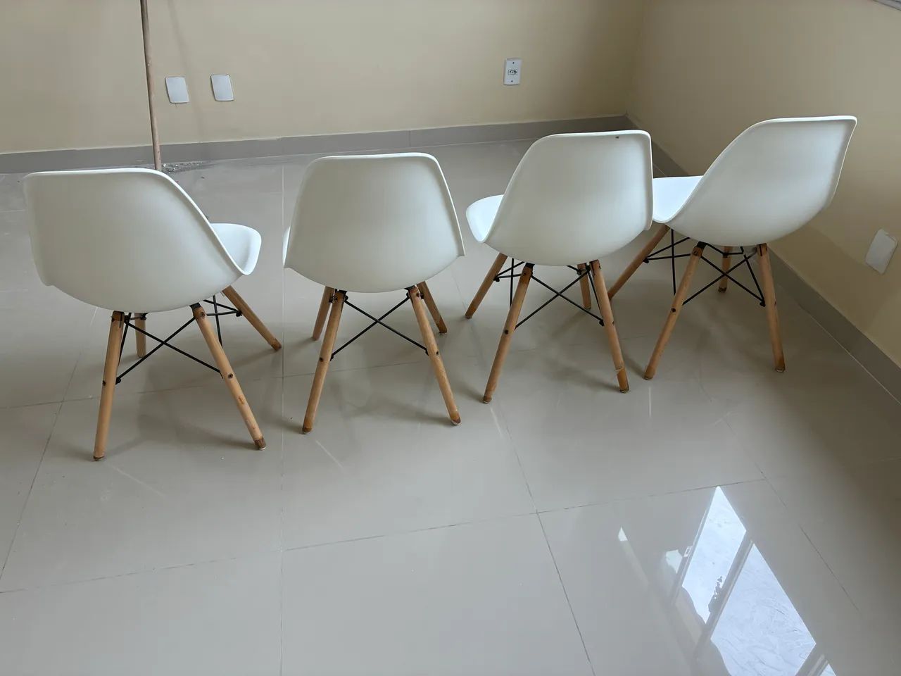 Mesa Eames com 4 cadeiras  - Foto 3