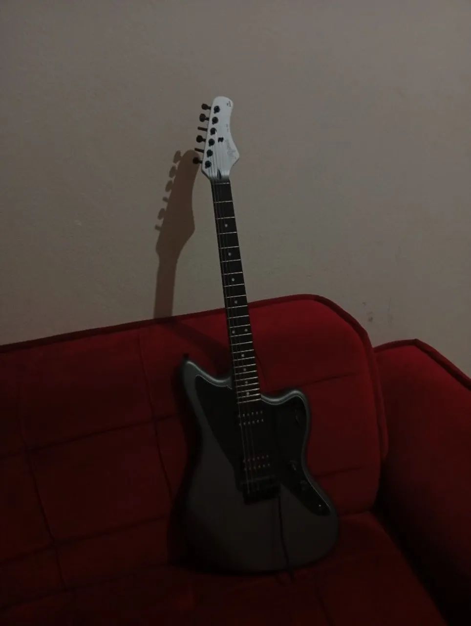 GUITARRA TAGIMA ESCALA ESCURA ESCUDO BK TW-62 MDSV ACOMPANHADA DE UM PEDAL DE EFEITOS - Foto 4