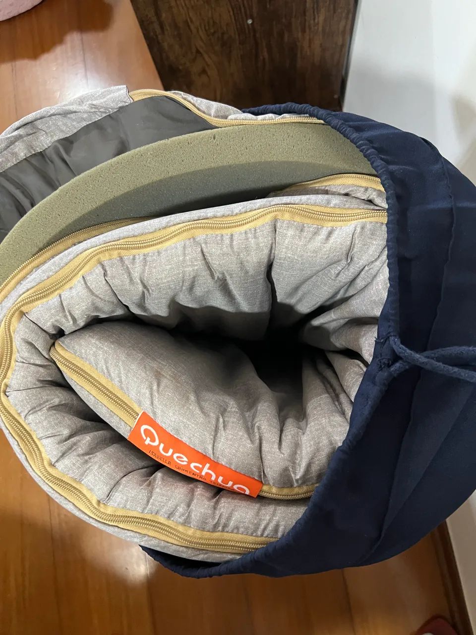 Saco de dormir Quechua com alças, manta térmica e espuma