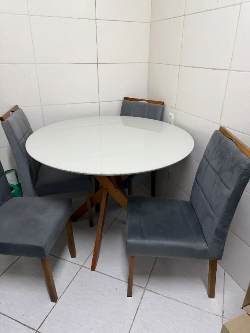 Mesa de jantar redonda com 4 cadeiras estofadas cinza - Foto 3