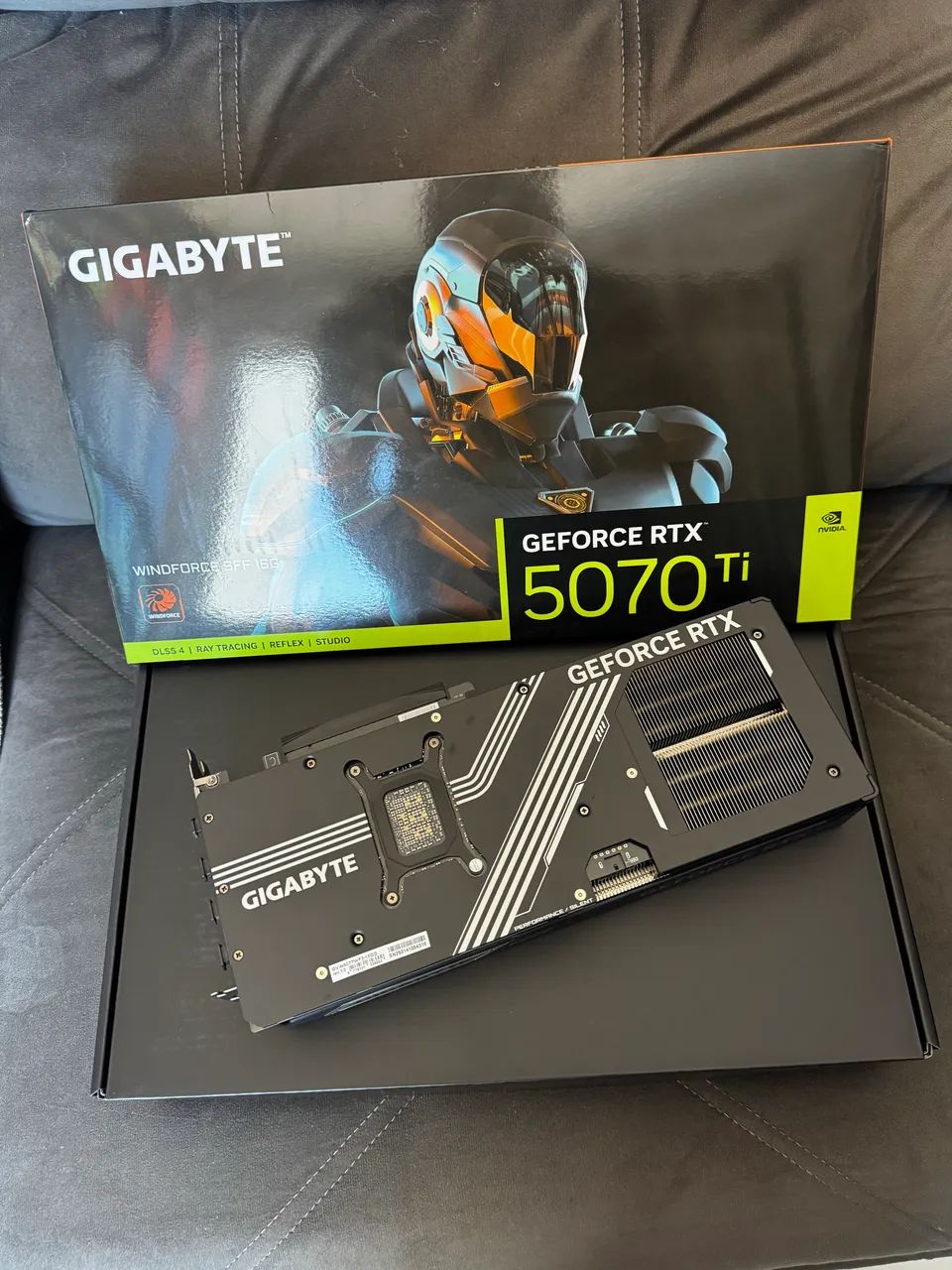 RTX 5070 Ti GIGABYTE SFF 16GB  - Foto 2