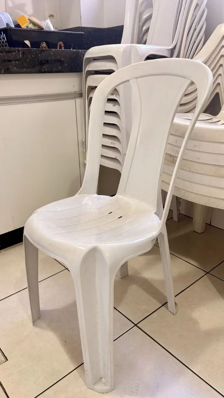 Cadeiras brancas de plástico - vendo lote ou unidade - Foto 2