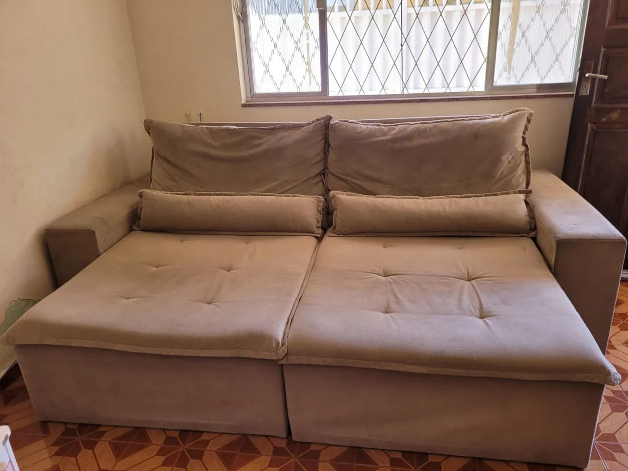 Vendo sofá de 4 lugares retrátil ,vira cama  - Foto 2