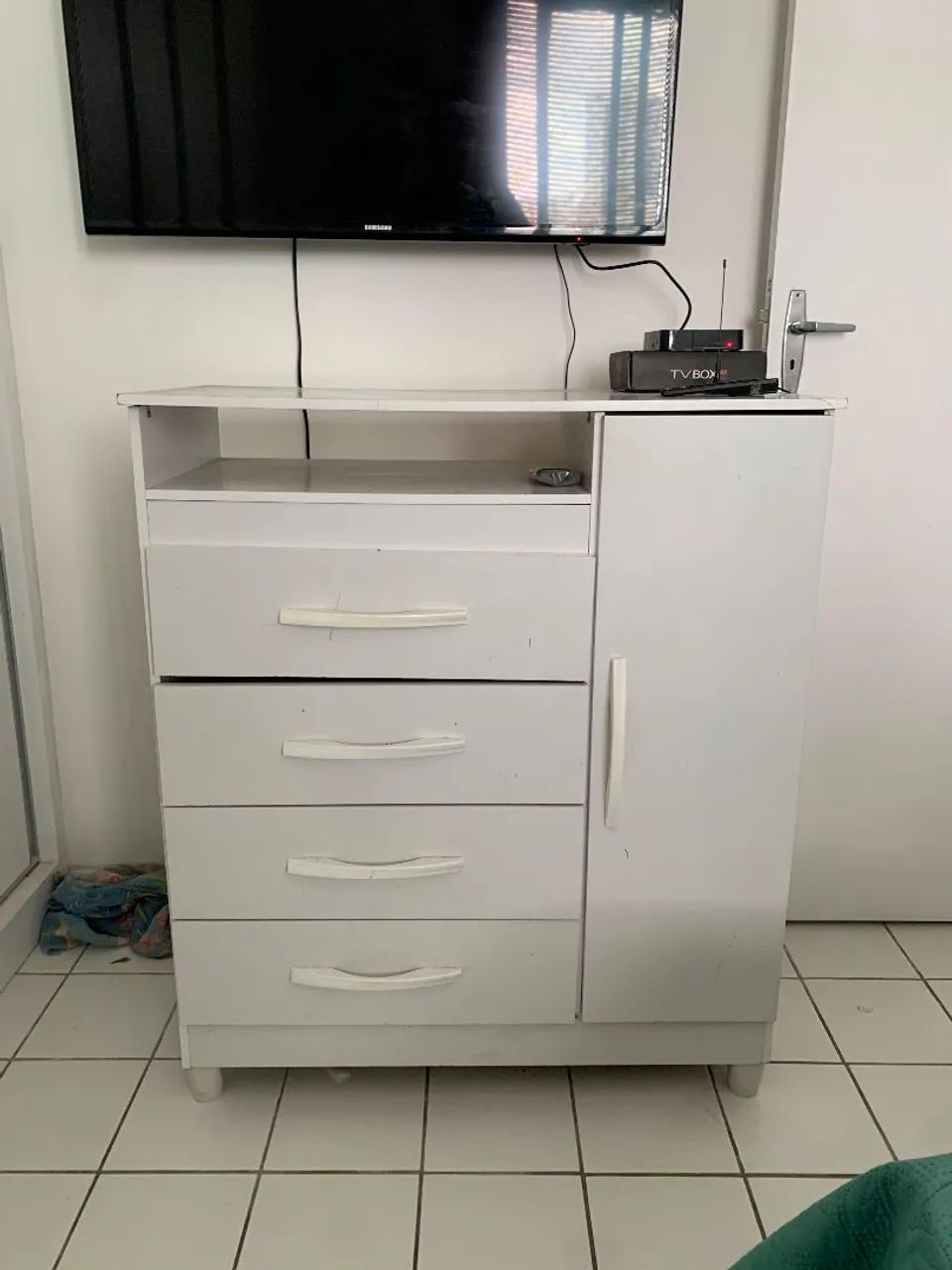 Cômoda Branca com 4 Gavetas e 1 Porta