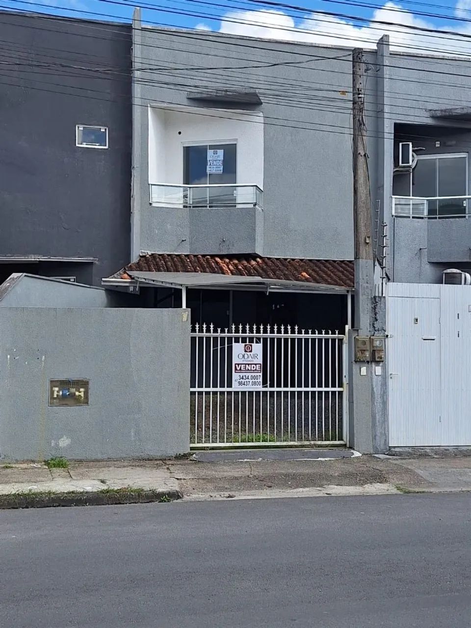 Sobrado Geminado, no Início do Itinga. 