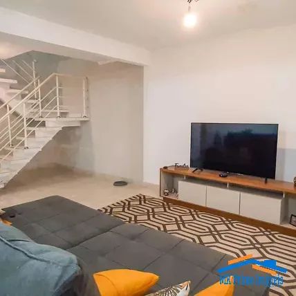 Casa com 4 Dormitórios sendo 2 suítes - 2 vagas - Jd. das Flores