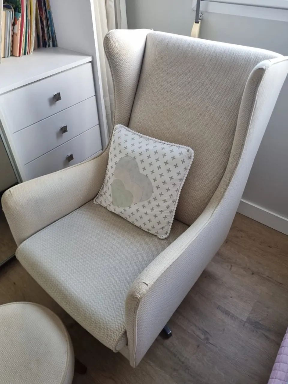 VENDO poltrona com balanço e giratória acompanha puff - Foto 5