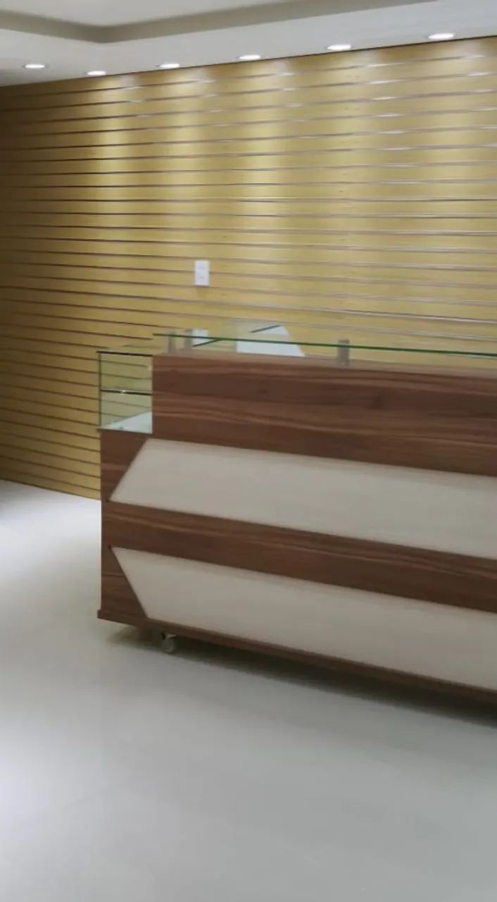 Balcão caixa de madeira com vitrine