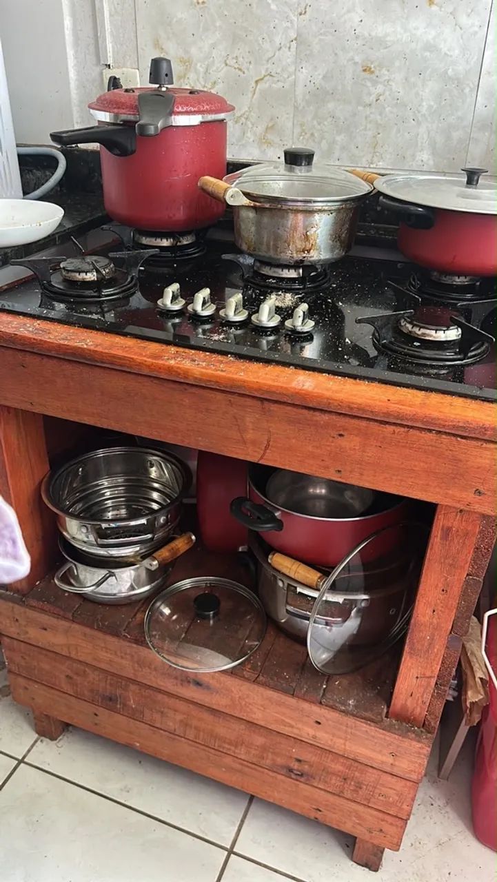 Cooktop com o suporte de madeira 
