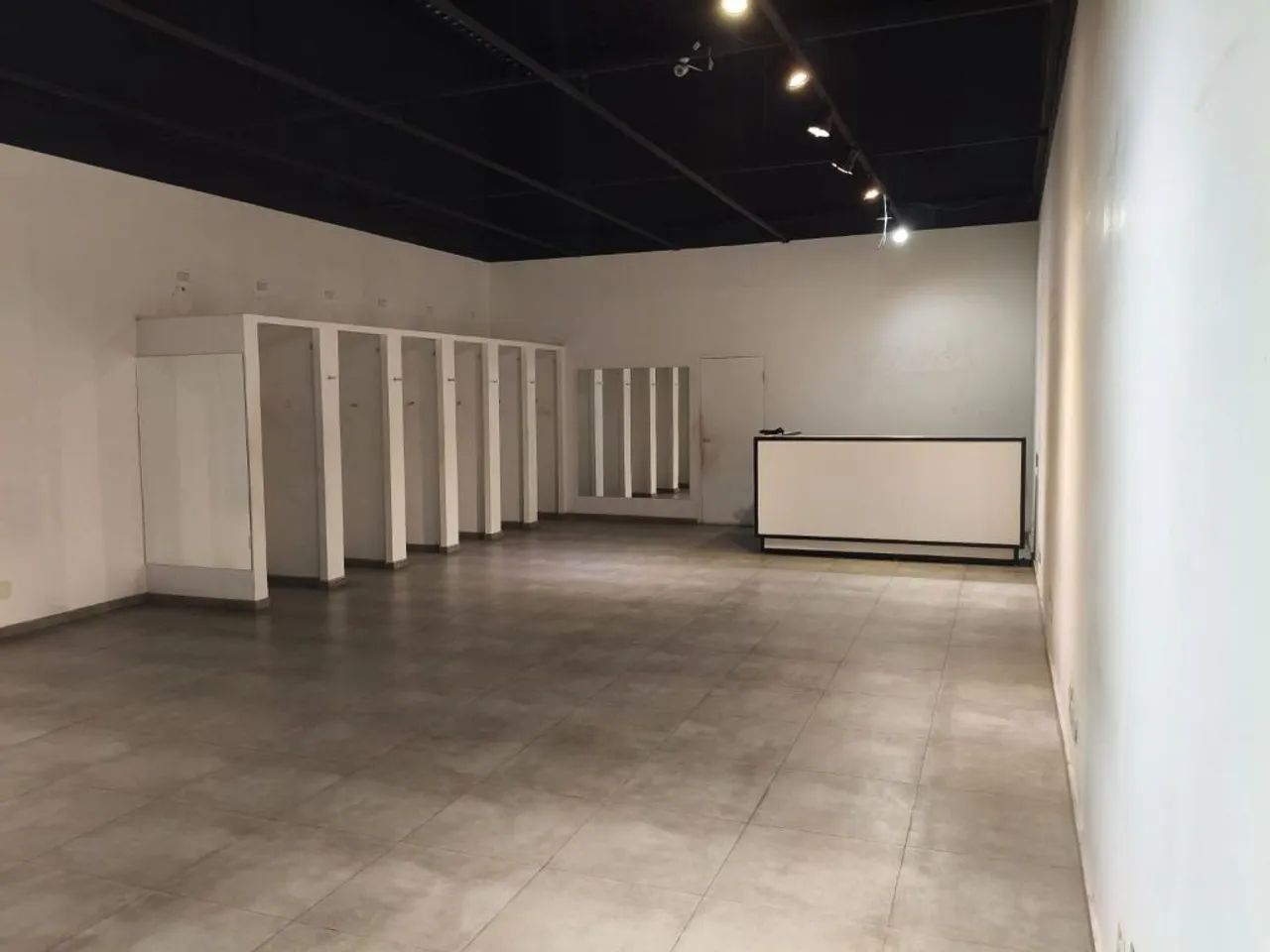 Vende e aluga salão comercial no centro de Guarulhos, com 240m² área bem distribuídos pé d - Foto 2