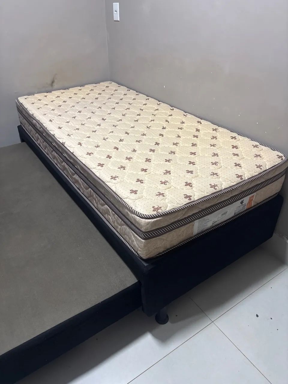 cama de solteiro com parte de baixo