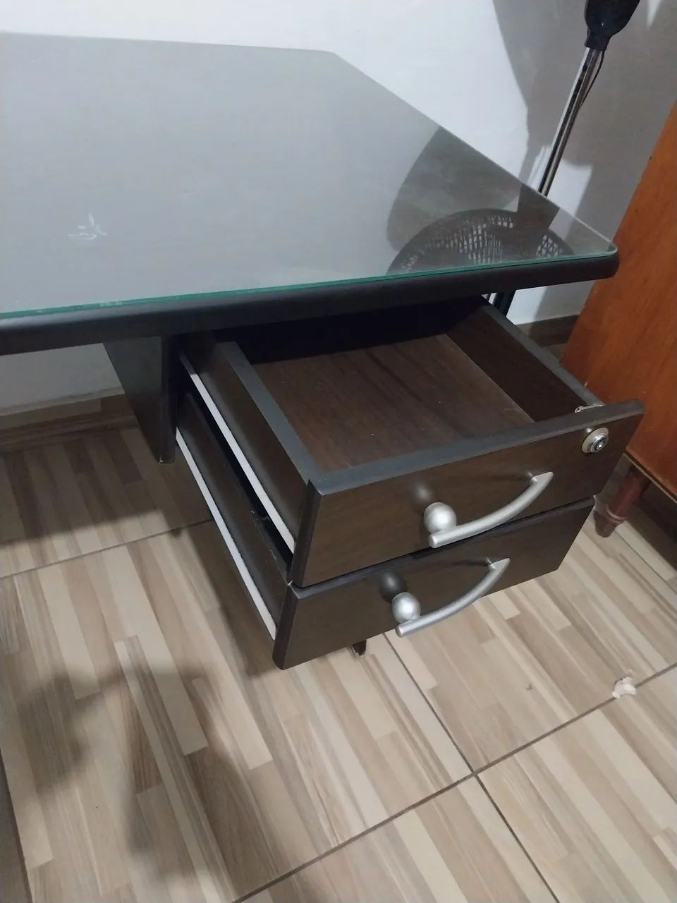 Mesa para escritório com tampo de vidro - Foto 3