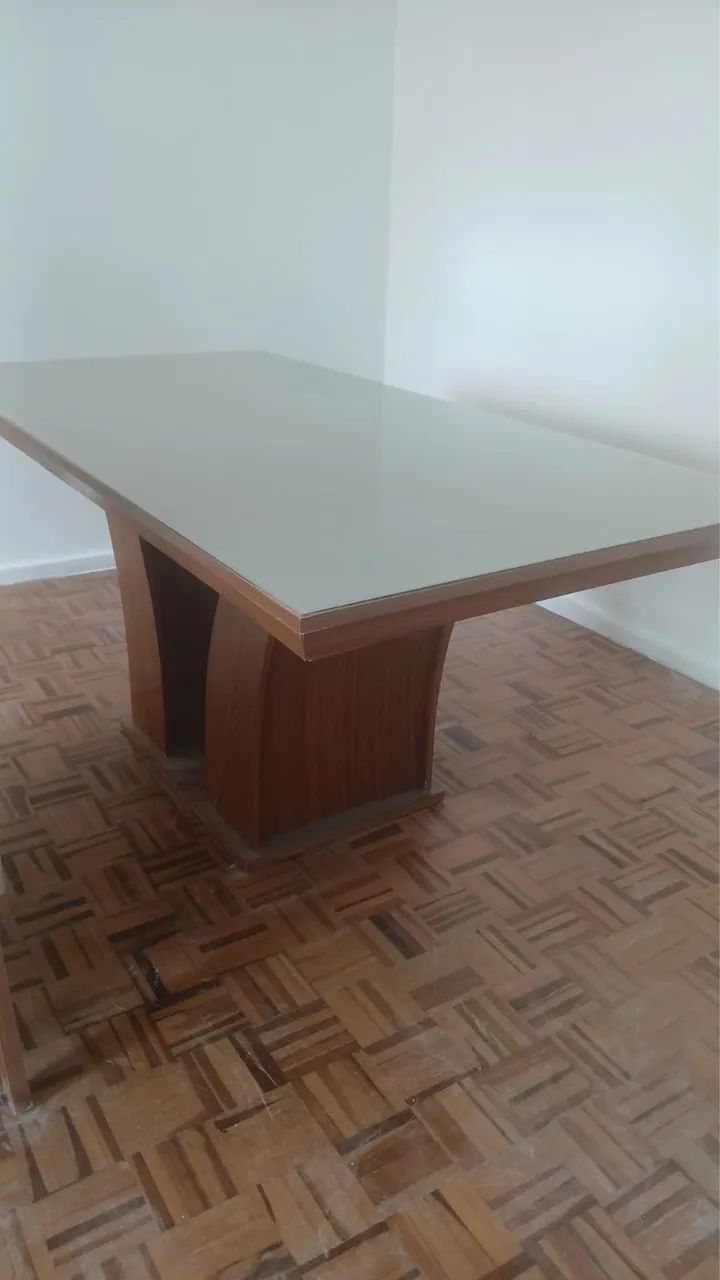 Mesa seis lugares com cadeiras