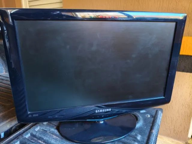 TV Samsung 22 polegadas, acompanha suporte e base.