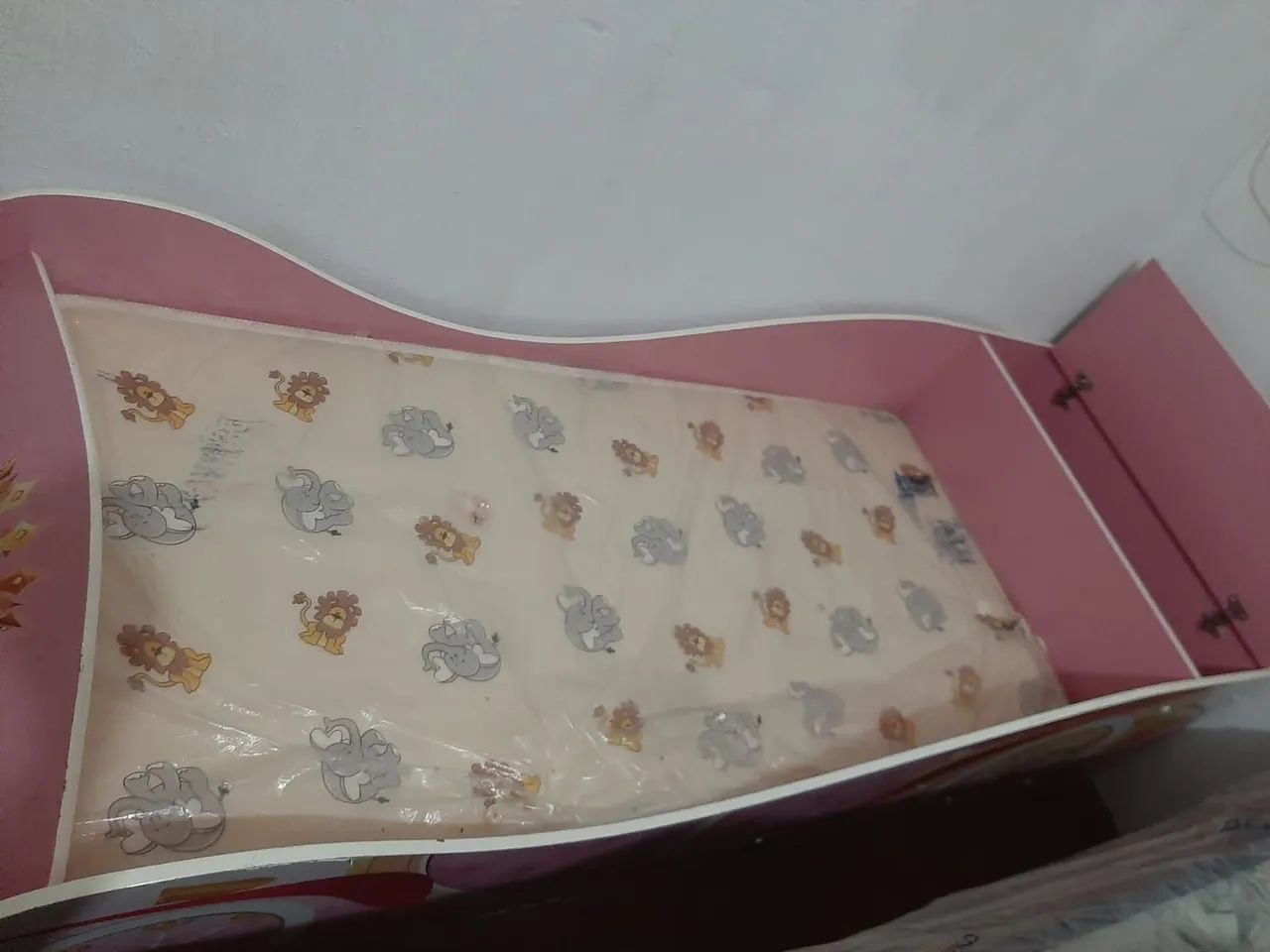 Cama infantil rosa com baú, 180 só a cama e com colchão 250 - Foto 3