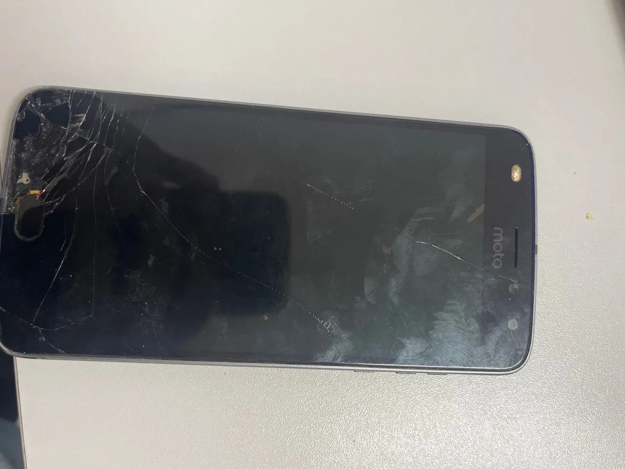 Moto G5 quebrado ( Tem negocio)