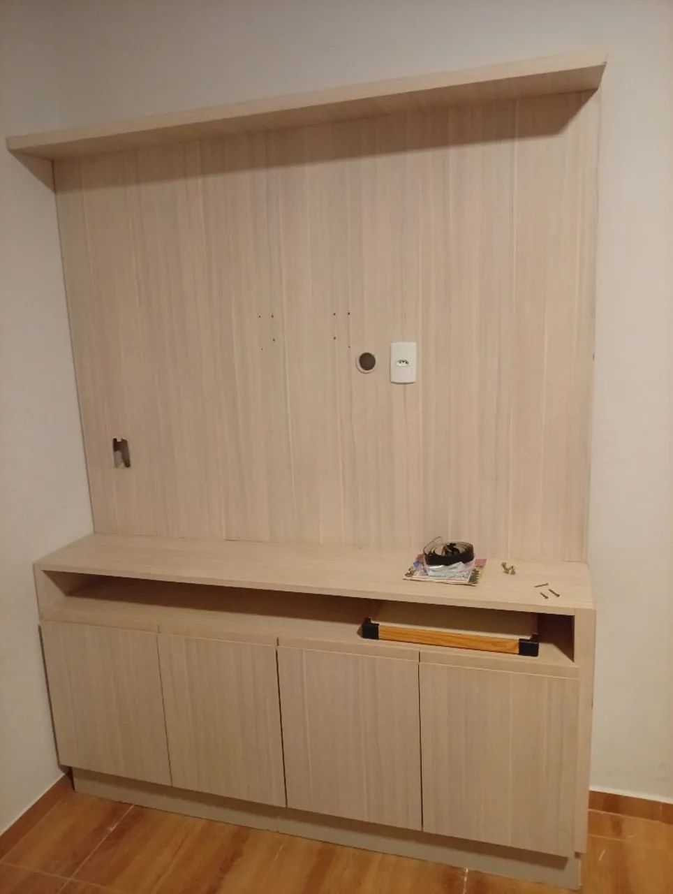 Rack, painel e mesa de escritório com prateleiras planejados