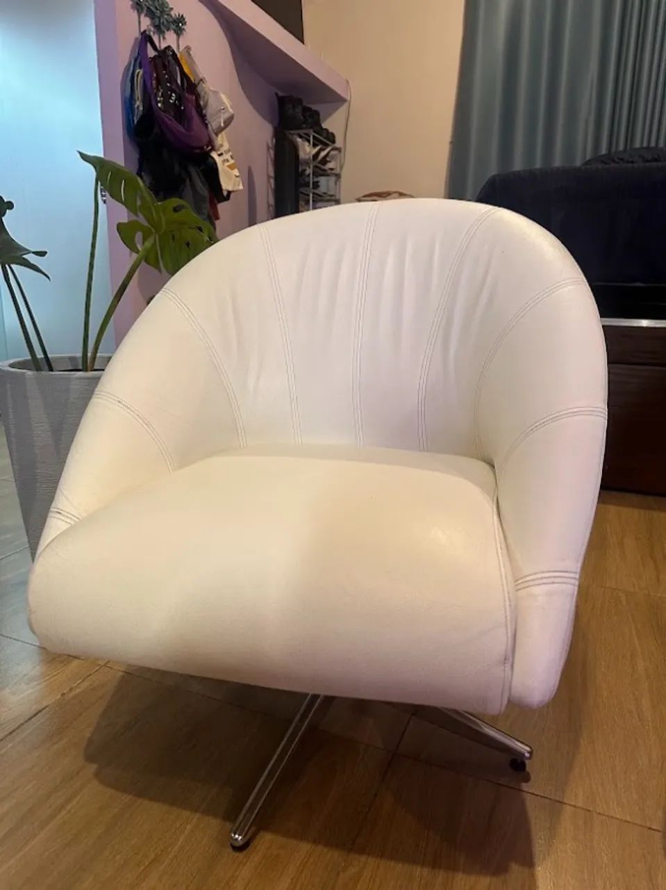 Poltronas de couro branco