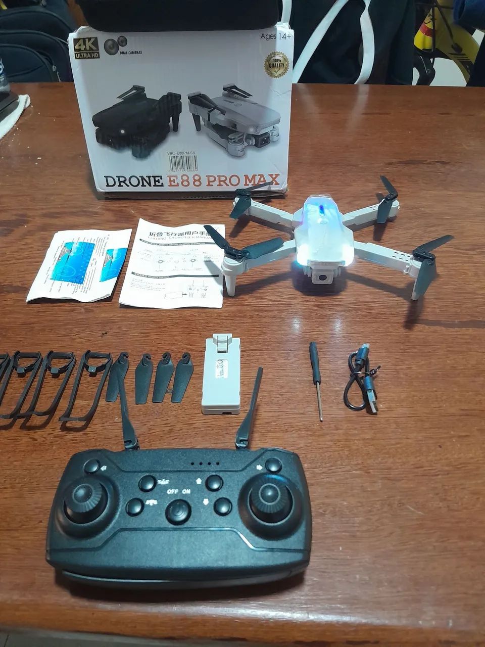 Drone E88 PRO MAX para iniciantes,cor cinza, ótima imagem de camera 4k,voo automático - Foto 4