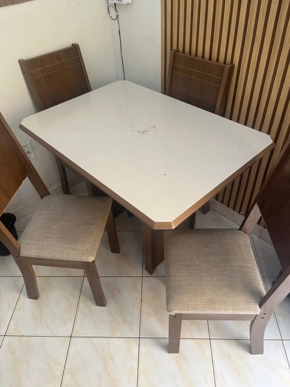 Mesa com quatro cadeiras  - Foto 3